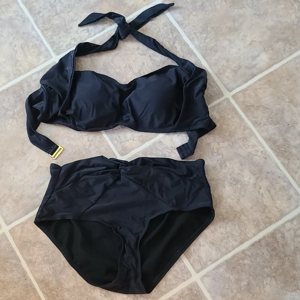 Bikini - Picture 1 of 2